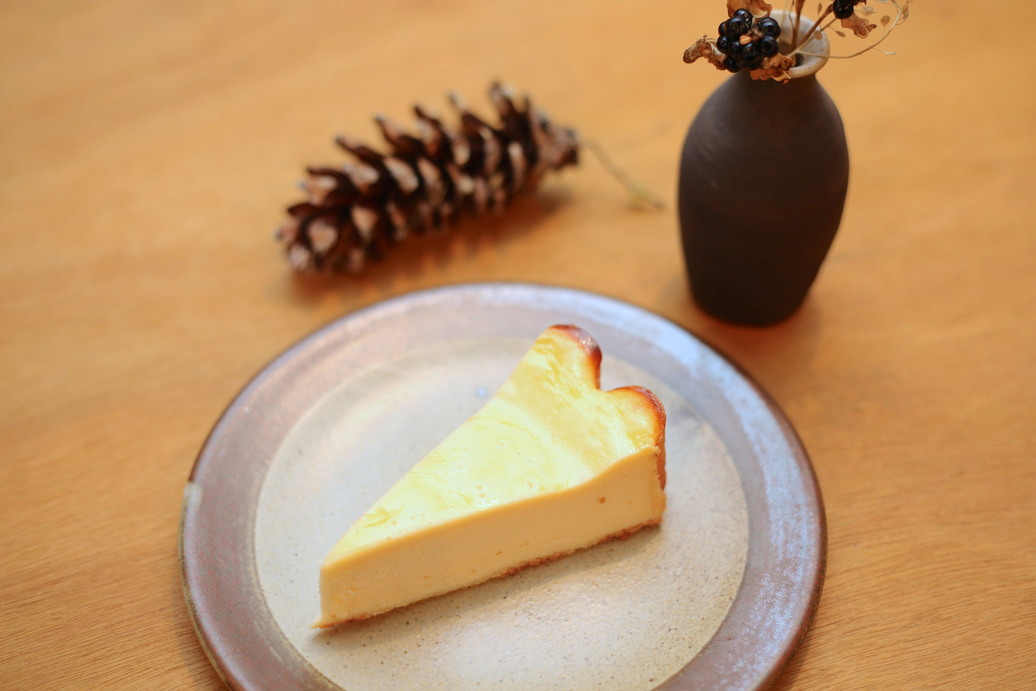 19年続くエッフェル洋菓子店のチーズケーキは父の味から受け継いだレシピ。強めの焼きで中は半レア、濃厚なチーズケーキです。