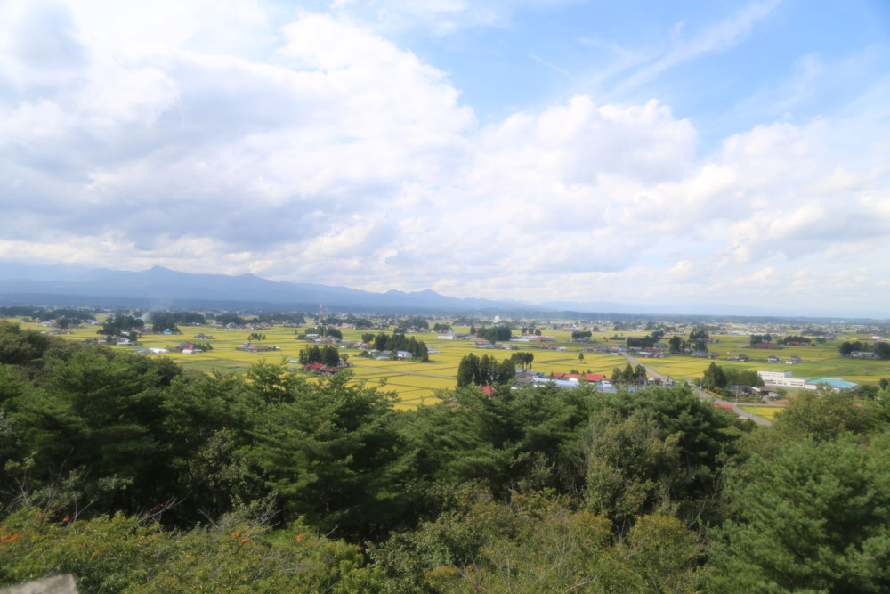 胆沢平野は日本三大散居のひとつと呼ばれていて、家々が分散し、またその家の周りには防風林（屋敷林）があることが特徴です。