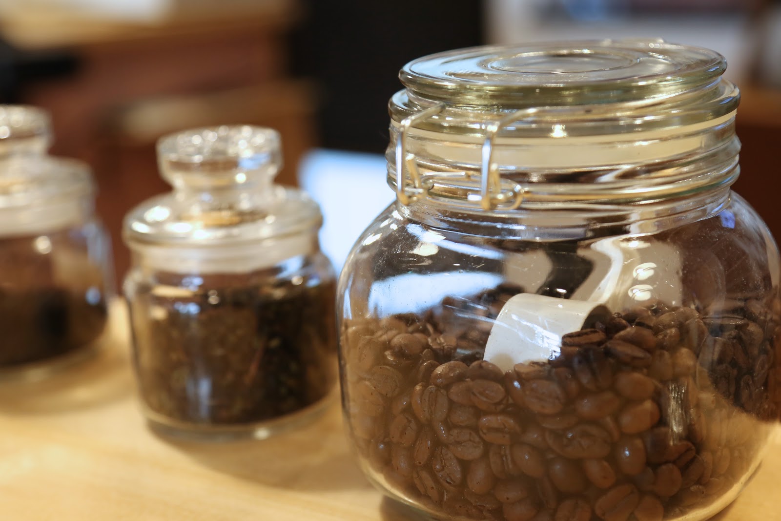 オススメは自家焙煎のコーヒーで注文を受けてから豆を挽きます。地球屋では酸味よりも苦味が特徴のコーヒーを淹れます。 コーヒーは豆によっても味は違ってきますが浅く炒ると酸味が強くなり深く炒ると苦味が強くなります。 ドリンクメニューは忙しいビジネスマンの方なども利用できるようにテイクアウトできます。