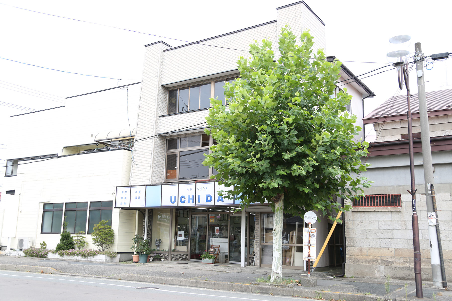 店舗は長年額縁店として営業していた「アートショップウチダ」をリノベーションします。