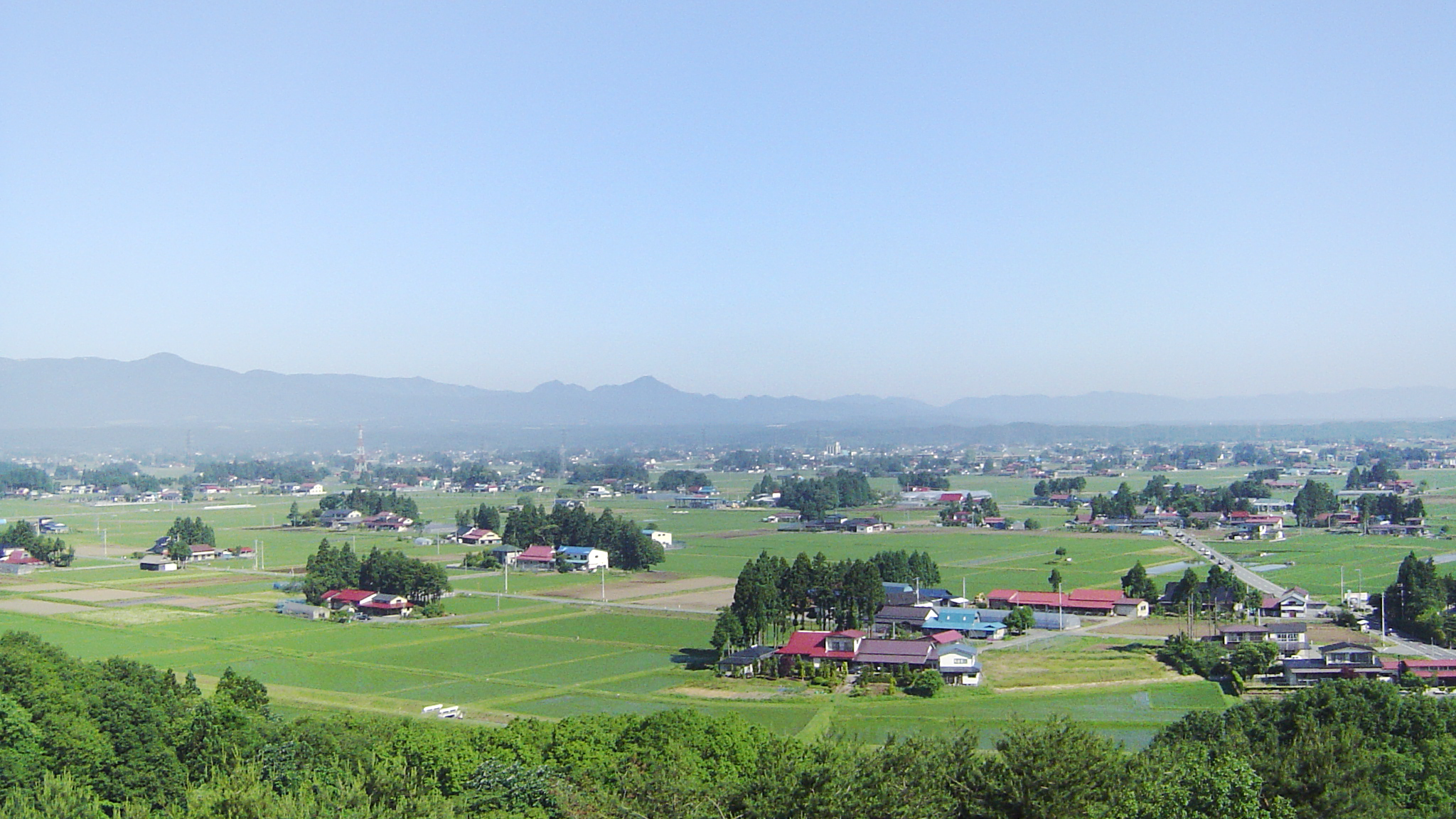 人口は約12万人で市民の約3人に1人が何かしらの形で農業に関わりを持つ岩手でも有数の農林畜産物の産地です。水沢区を中心に市街地が広がり街の中央を北上川が流れ、市の中心部からもほど近い胆沢区には日本の原風景が残る日本三大散居村が広がります。 
